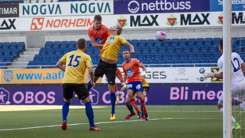 Det ville seg ikke foran mål for Holmbert Fridjonsson og AaFK mandag. Foto: Srdan Mudrinic.
