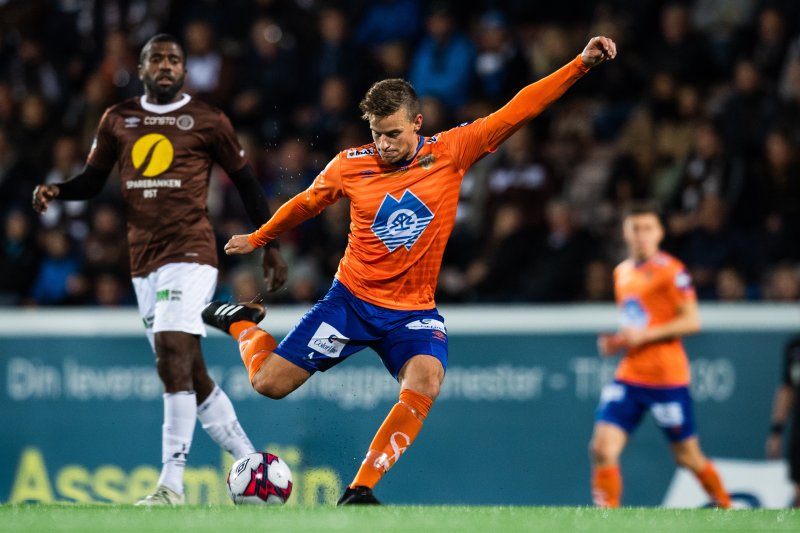 Til tross for flere forsøk fikk vi ikke hull på byllen mot Mjøndalen. Her er det Jonas Grønner som tester skuddfoten. Foto: Bildbyrån.