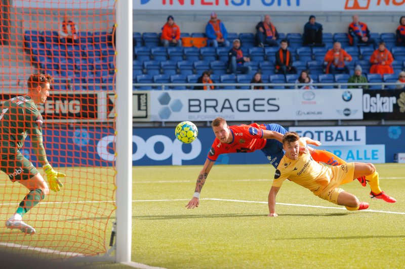 Ålesund 20200712. Aalesunds Hólmbert Fridjónsson header inn 1-1 forbi keeper Joshua Smits i eliteseriekampen i fotball mellom Aalesund og Bodø/Glimt på Color Line Stadion. Fredrik Bjørkan til høyre.Foto: Svein Ove Ekornesvåg / NTB scanpix