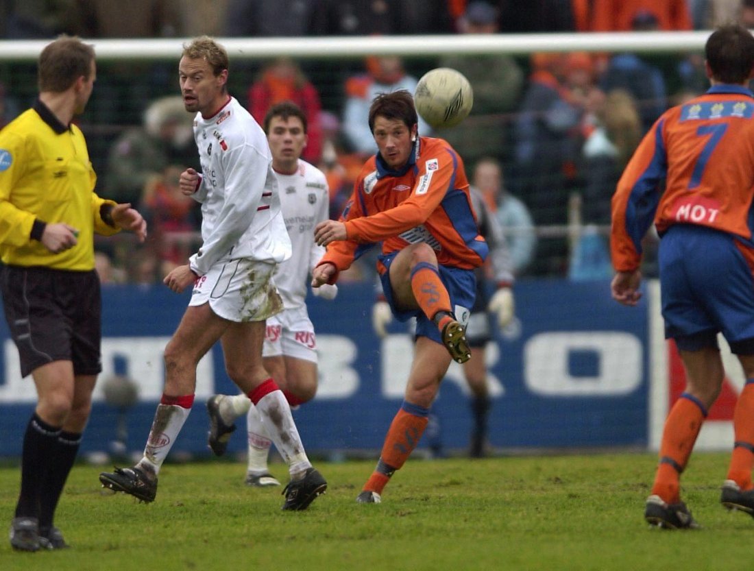 Ålesund 20031101: Aalesund FK møtte Bryne på Kråmyra stadion i Aalesund til den siste eliteseriekampen søndag. AaFK vant kampen 2 - 0. Her skyter Frode Fagermo (i midten) ballen. Foto: Svein-Are Tollås / SUNNMØRSPOSTEN/SCANPIX