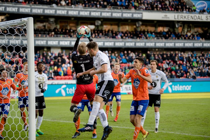 Andreas Lie redder corner i kampen mellom Rosenborg og Aalesund på Lerkendal Stadion. Foto: NTB scanpix