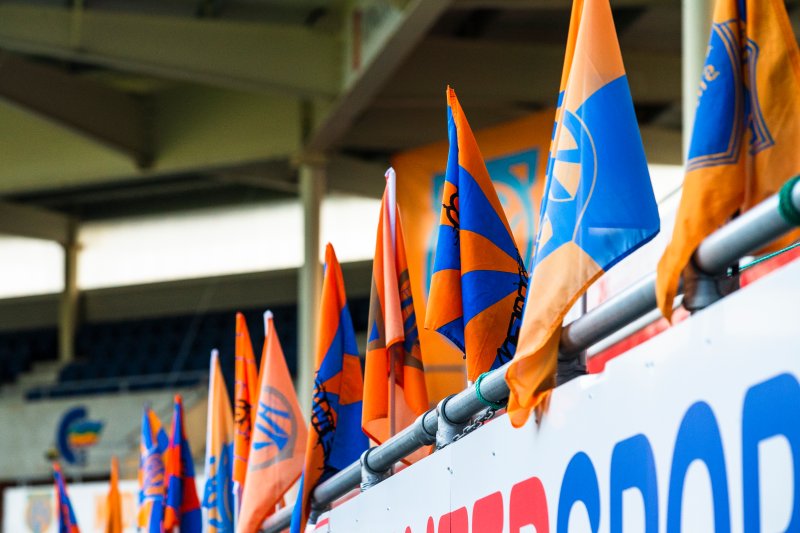 Ålesund 20200624. Supporterflagg på en tom tribuneseksjon i eliteseriekampen i fotball mellom Aalesund og Brann på Color Line Stadion.Foto: Svein Ove Ekornesvåg / NTB scanpix