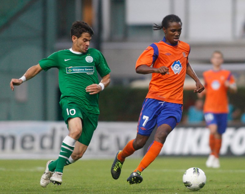 Frank og Trude Kerek var til stede i Budapest under kampen mellom Ferencvaros og Aalesund. Her er Jason Morrison i duell med hjemmelagets Andre Francisco Rocha. Foto: REUTERS/Bernadett Szabo (HUNGARY - Tags: SPORT SOCCER)