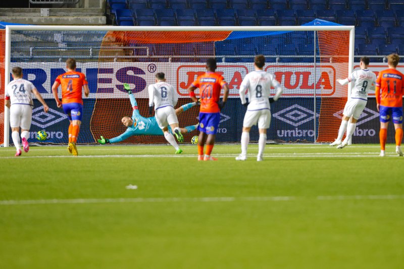 Ålesund 20201121. Vålerengas Aron Dønnum setter inn 1-1 på straffespark forbi keeper Gudmund Kongshavn under eliteseriekampen i fotball mellom Aalesund og Vålerenga på Color Line Stadion.Foto: Svein Ove Ekornesvåg / NTB