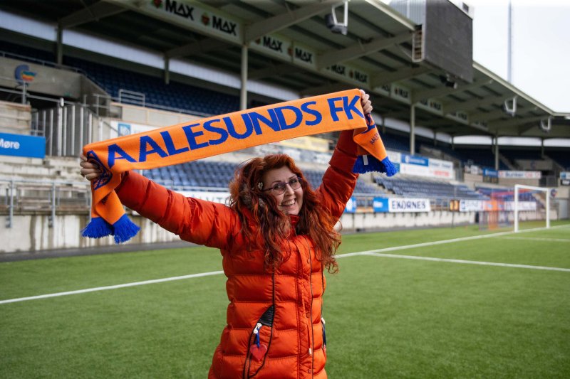 Jeanette gleder seg til å innta sin faste vaktplass - på kortsida ved bortesupporterne. Foto: Srdan Mudrinic