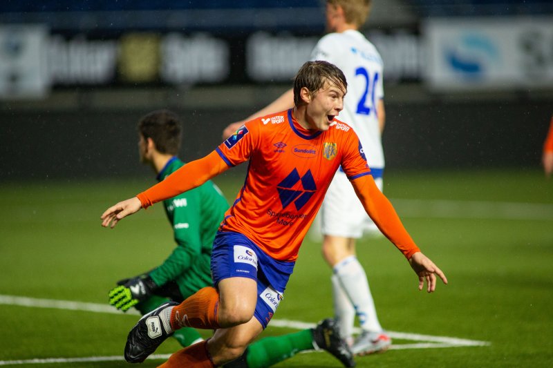 Ulrik Syversen jubler etter 5-0-scoringen. Foto: Srdan Mudrinic
