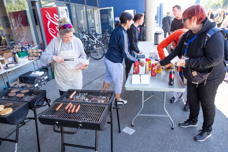 Sportsklubben Guard sto for grilling av pølse og burgere før kampen mot Vålerenga. Før oppgjøret mot Strømsgodset blir det igjen muligheter til å kjøpe grillmat. Foto: Srdan Mudrinic.