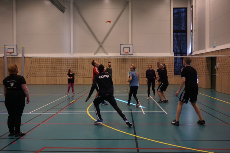 Mamadou deltar daglig i sosiale aktiviteter. Her i full sving i den flotte gymsalen ved skolen.