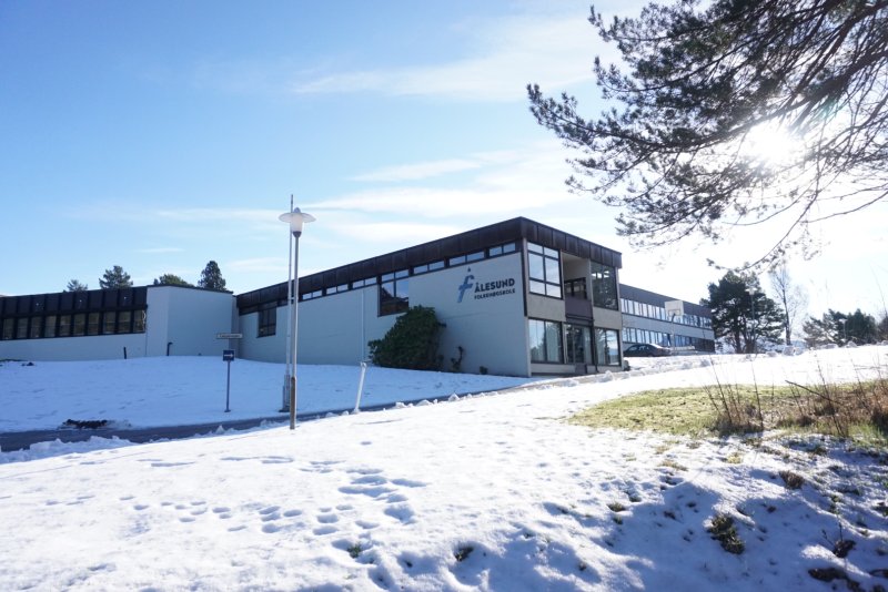 Ålesund folkehøgskole ligger idyllisk til i Hatleholen i indre bydel. Her bor flere folkehøgskoleelever, deriblant Mamadou Diaw fra Senegal.