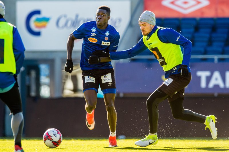 Pape Habib Gueye her i duell med Aron Thrandarson. Foto: Marius Simensen