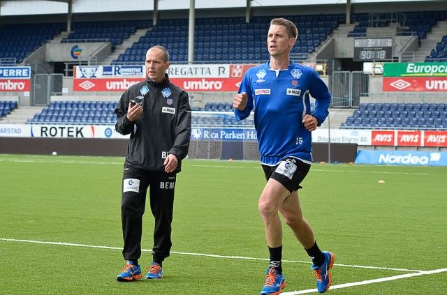 Sportslig leder Bjørn Erik Melland har lang fartstid i AaFK. Her følger han med på at Daniel Arnefjord er i fin form.