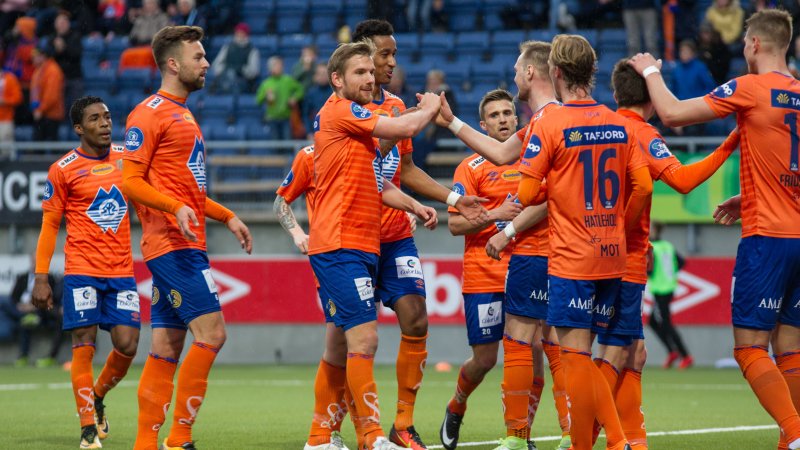 AaFK har hatt mye å juble for denne sesongen, og er ubeseiret etter åtte serierunder. Mot Viking i Stavanger er hjemmelaget favoritter, mener Lars Bohinen. Foto: Srdan Mudrinic.