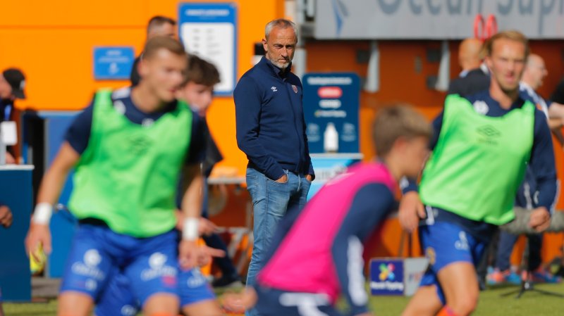 Lars følger med fra sidelinja. Foto: Svein Ove Ekornesvåg / NTB scanpix