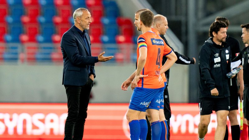 Lars Bohinen snakker med spillerne etter eliteseriekampen mot Vålerenga. Foto: Fredrik Hagen / NTB scanpix