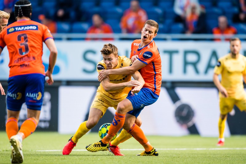 Jonas Grønner i duell med Fredrik André Bjørkan. Foto: Bildbyrån.