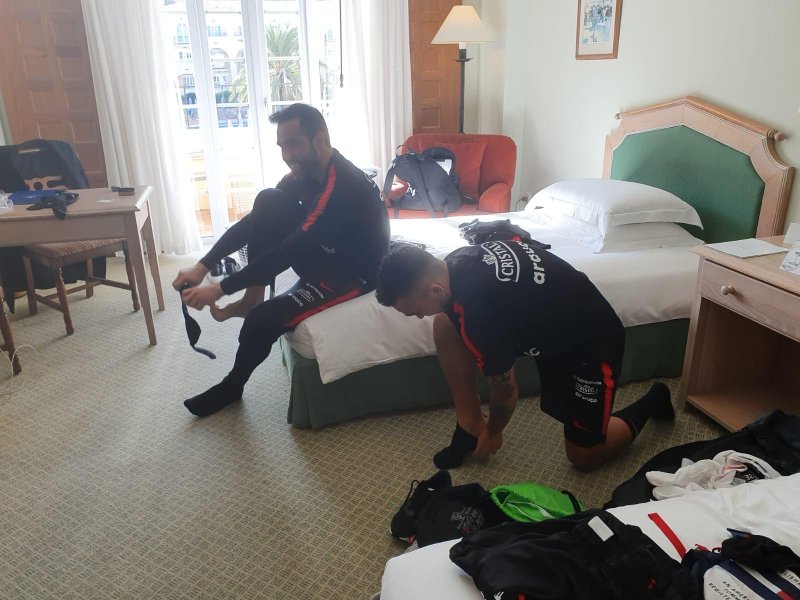 Under landslagssamlingen i 2019, delte Niklas rom med keeperlegenden Claudio Bravo. Foto: Privat