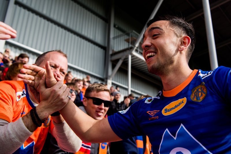 Niklas Castro feiret med supporterne etter kampen mot Strømmen i 2019. Foto: Jon Olav Nesvold / BILDBYRÅN / kod JE / 160442