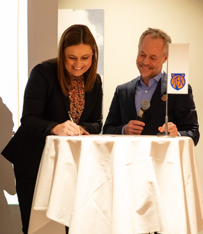 Divisjonsleder personmarked ved Elisabeth Blomvik, signerte avtalen på vegne av Sparebanken Møre.&nbsp;