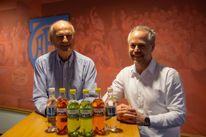 Oskar Dag Sylte i Oskar Sylte Mineralvannfabrikk sammen med Geir S. Vik i Aalesunds Fotballklubb. Foto: Srdan Mudrinic.