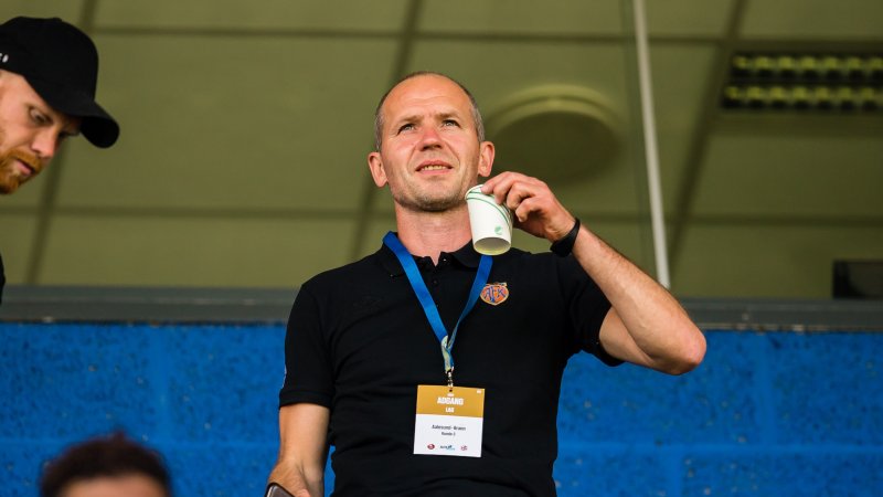 Sportslig leder Bjørn Erik Melland på tribunen tidligere i år. Foto: Marius Simensen / BILDBYRÅN