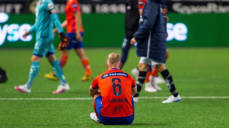 Daan Klinkenberg blir sittende igjen på banen etter eliteseriekampen mot Viking på SR-Bank Arena. Foto: Carina Johansen / NTB