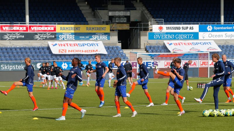 Aalesund varmer opp til kampen mellom Aalesund og Mjøndalen på Color Line Stadion tiidligere i år.Foto: Svein Ove Ekornesvåg / NTB