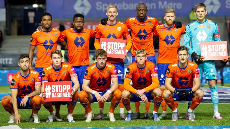 #stopp rasismen markering under eliteseriekampen mot Odd på Color Line Stadion i 2020. Bak f.v.: Aalesunds Nenass (Erikson Spinola Lima), Izu Uzochukwu, Daan Klinkenberg, Ben Karamoko, Fredrik Carlsen og keeper Andreas Lie. Foran f.v.: Niklas Castro, Isak Dybvik Määttä, Simen Bolkan Nordli, Kasper Jørgensen og Sigurd Haugen.Foto: Svein Ove Ekornesvåg / NTB